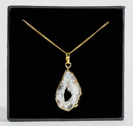 Retiazka so šedo-bielou drúzou