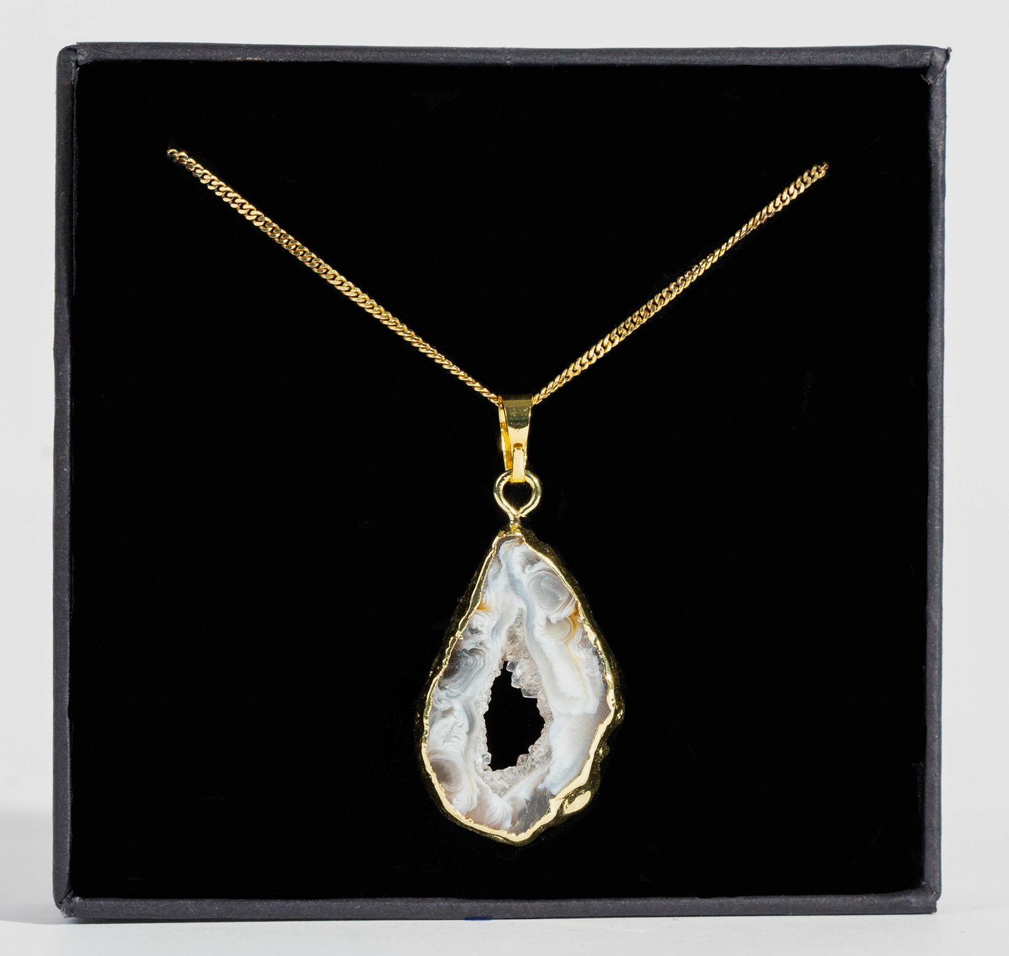 Retiazka so šedo-bielou drúzou