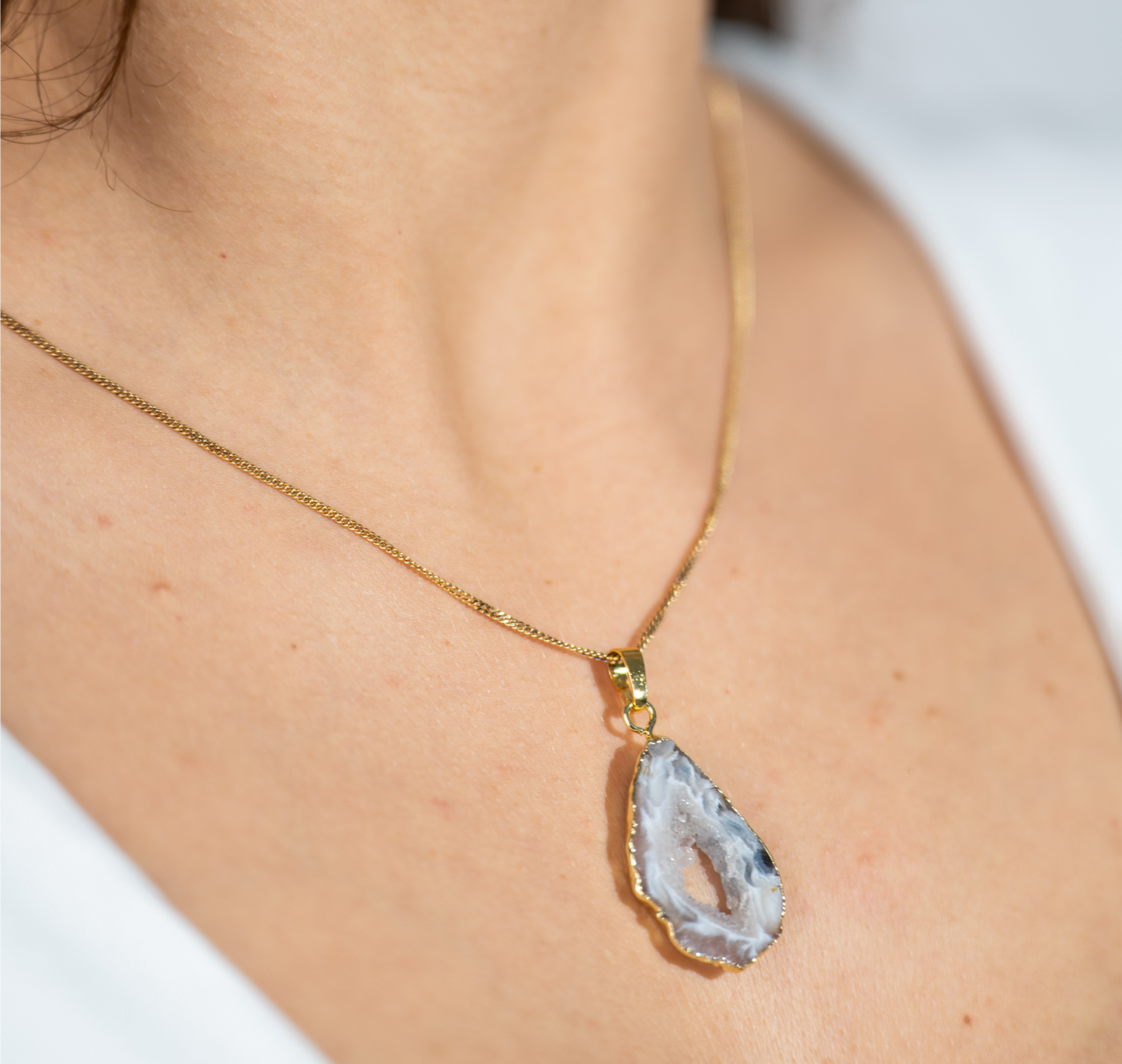 Retiazka so šedo-bielou drúzou